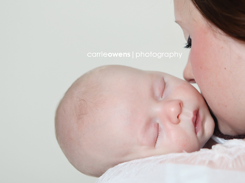sandy utah newborn photographer baby on mommas shoulder