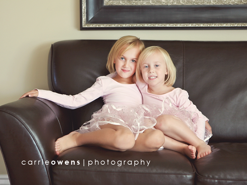 salt lake city utah children's photographer Carrie Owens photographs two sisters on the couch