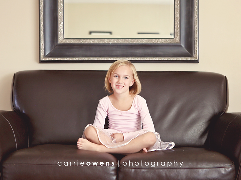 salt lake city utah children's photographer Carrie Owens photographs two sisters oldest sister on the couch