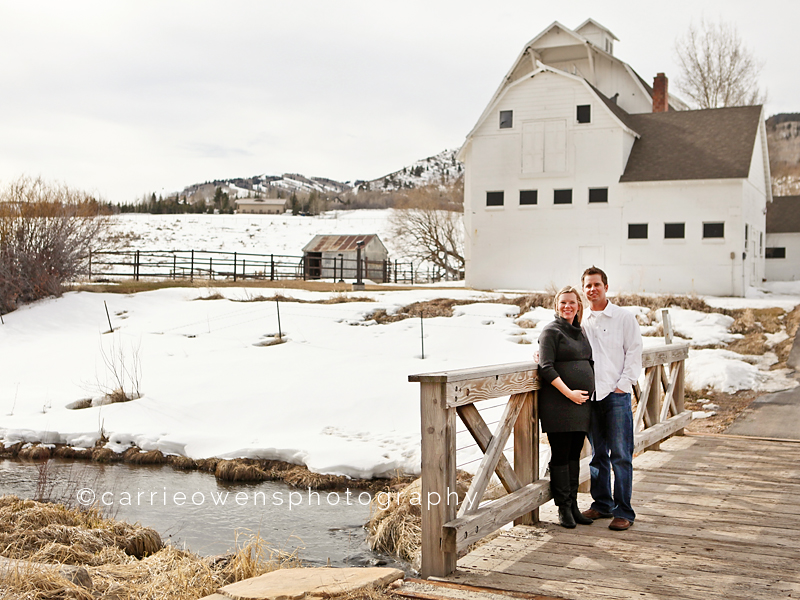 salt lake city utah maternity photography |carrie owens photography | couple by barn and creek