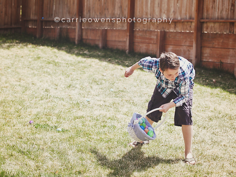 Salt Lake City Utah child photographer kids hunting eggs in the backyard