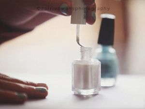 salt lake city utah teen photographer Carrie Owens photographs girl painting her nails