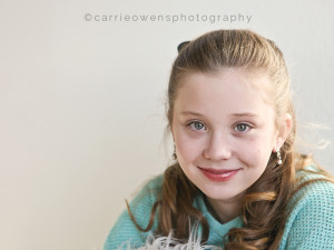 Salt Lake City tween photographer Carrie Owens photographs girl in turquiose