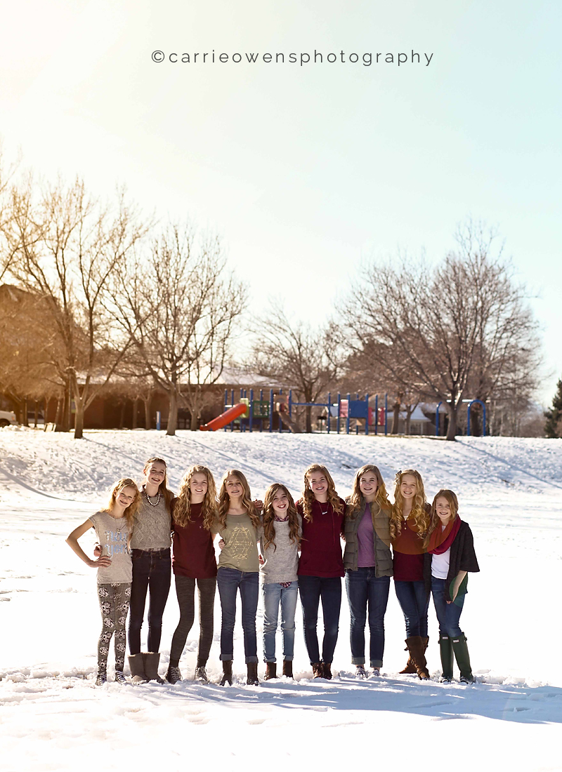 salt lake city utah teen photographer Carrie Owens photographs nine best friends in a park
